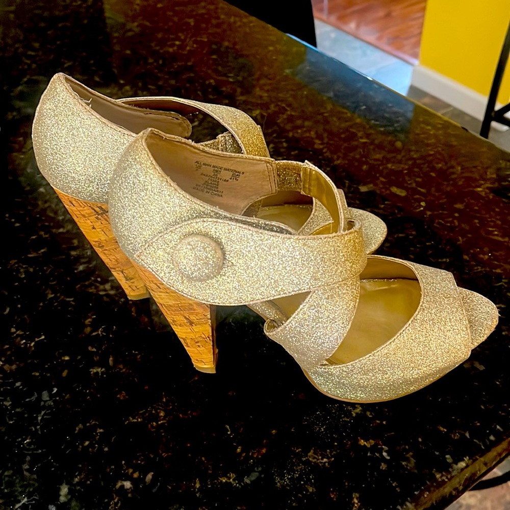 Kaya gold dust cross straps & cork heel.